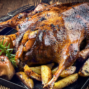 Mortens Aften menu med sprød and, æbler, svesker, brun sovs (!) og alt, hvad der hører sig til