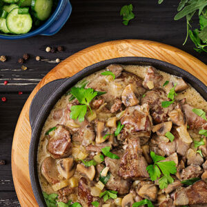 Onsdag Uge 50: Kyllinge-stroganoff med dijon sennep og ris samt salat